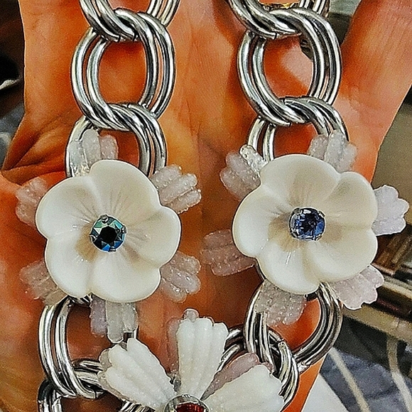 Sabika Spring 2017 EDITION Chunky Chain Flower Necklace - Picture 2 of 6